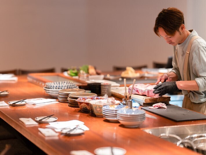 オープンキッチンのためお客様との距離◎