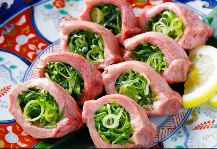 SNSで話題！名物「厚切りネギ包みタン」