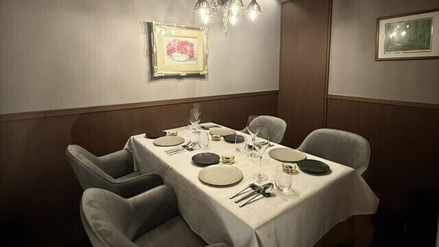 カウンター8席と4名用の完全個室をご用意