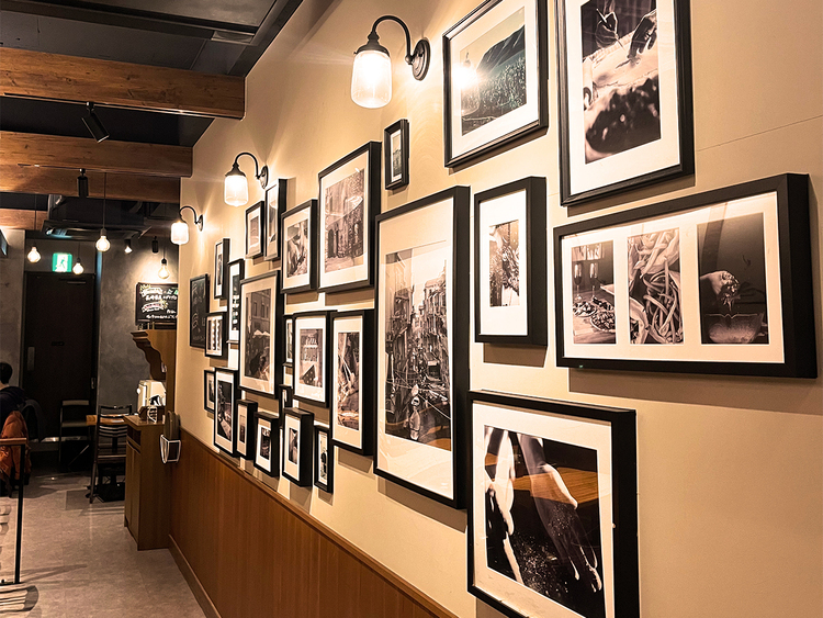 ウッド調であしらった店内