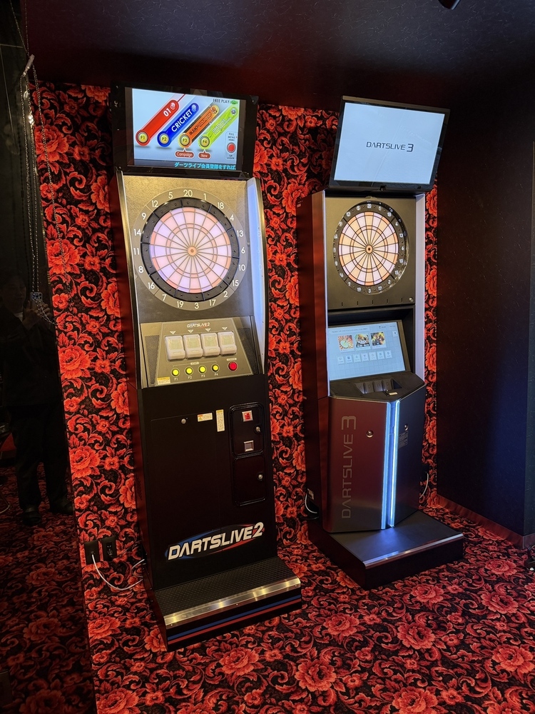 ダーツも楽しめる店内です