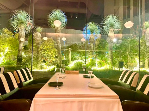洗練されたガーデンレストラン