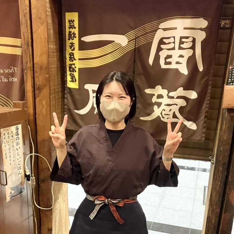 昭和レトロな炉端の賑わいと、令和の価値観