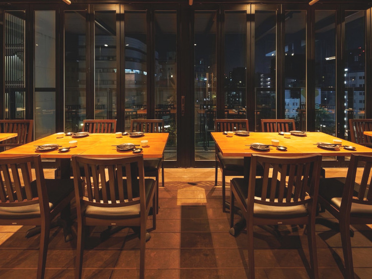 和モダン×夜景◎雰囲気抜群の店内です♪
