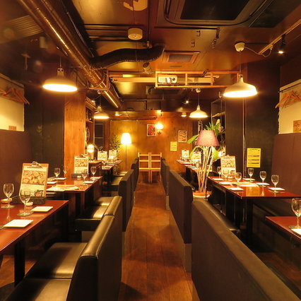 暖色系にライトアップされたオシャレなお店