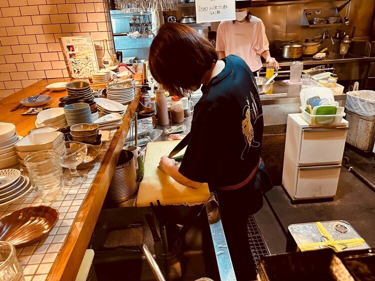 仕込みから丹精込めて逸品を作っています