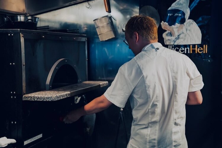 仕事の熱気が伝わる迫力のオープンキッチン