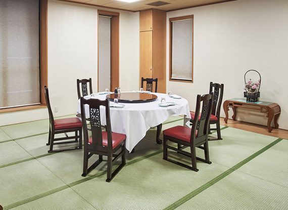 回転台のお料理を囲み、会話に花が咲く