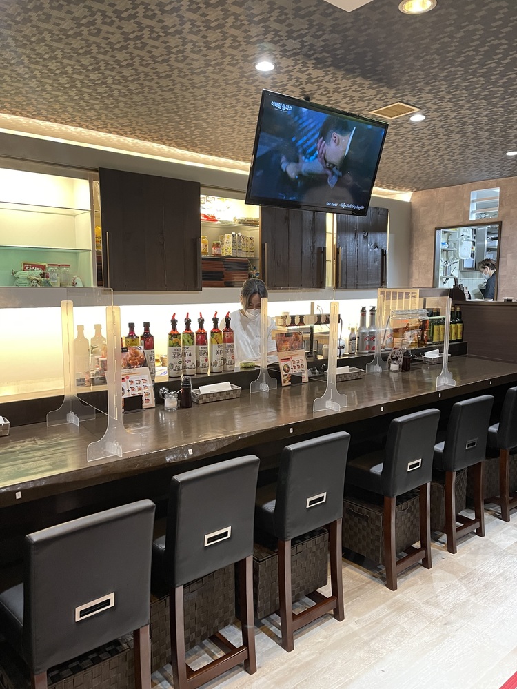 K-POPや韓国のTV番組が流れる店内♪