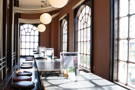 陽の光が入り、開放感のある落ち着いた店内