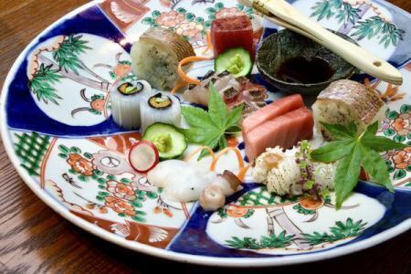 旬の魚を仕入れてご用意する「お造り」