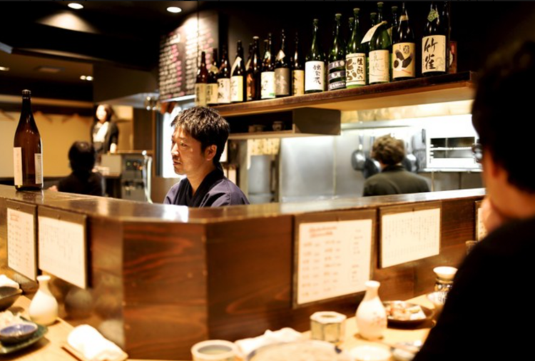 カウンター越しのお客様の笑顔がやりがいに