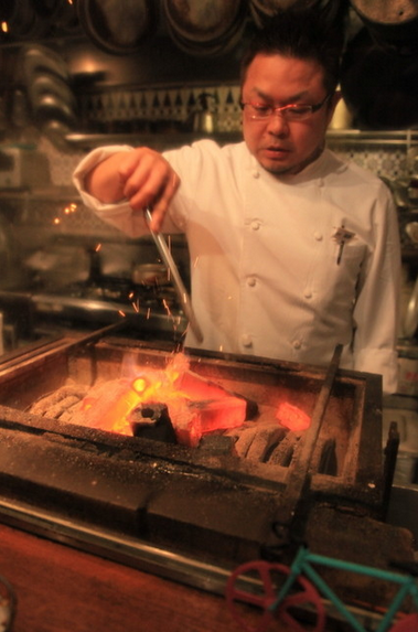 カウンター越しに焼かれる炭火焼が名物