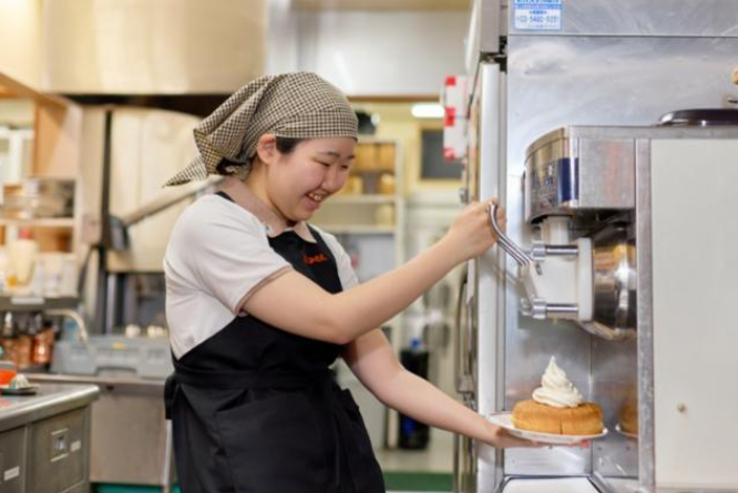 最初は先輩スタッフが近くでフォローします