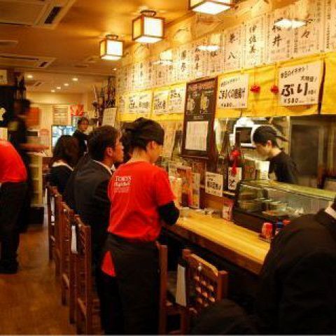 特等席で感じる、笑顔と活気のカウンター。
