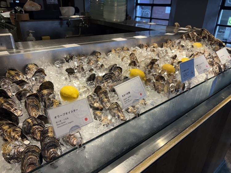 入口すぐに広がる牡蠣のショーケース