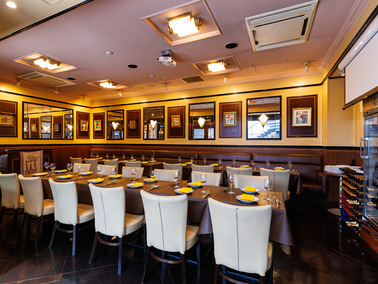 レストランスペースはシックな雰囲気