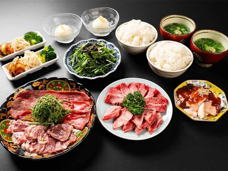 看板メニューはバラ焼き＆ホルモン！