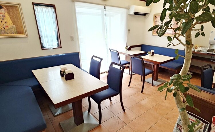 焼きたてをその場で楽しめるカフェも併設♪