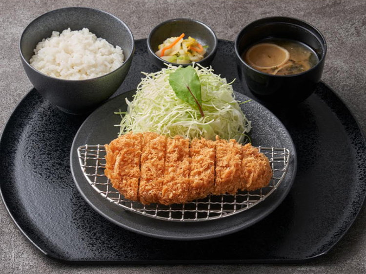 名物★箸で切れるやわらかなとんかつは絶品