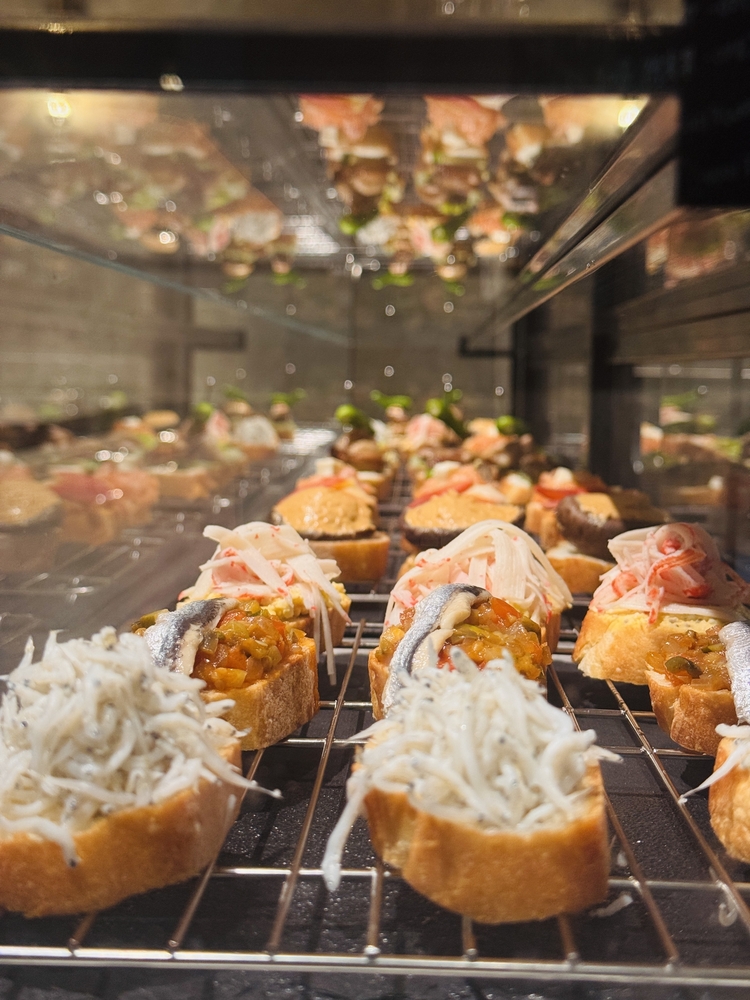 \ピンチョスがメインのスペイン料理/