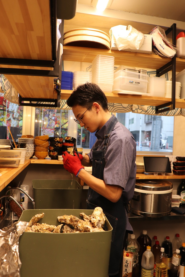 名物の牡蠣を丁寧に調理します！