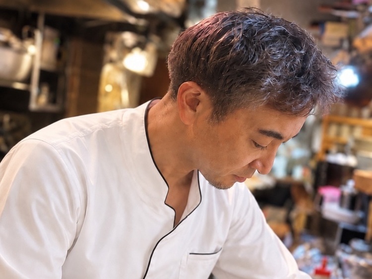 刺身を捌く真剣な眼差しの大将