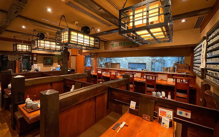 700個の蕎麦猪口の並ぶ店内は圧巻です