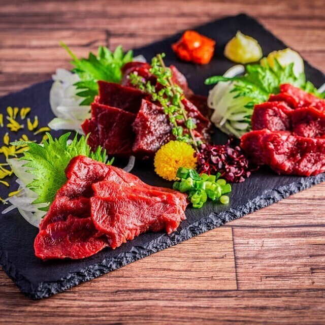 月給30万円～／店長候補は40万円～