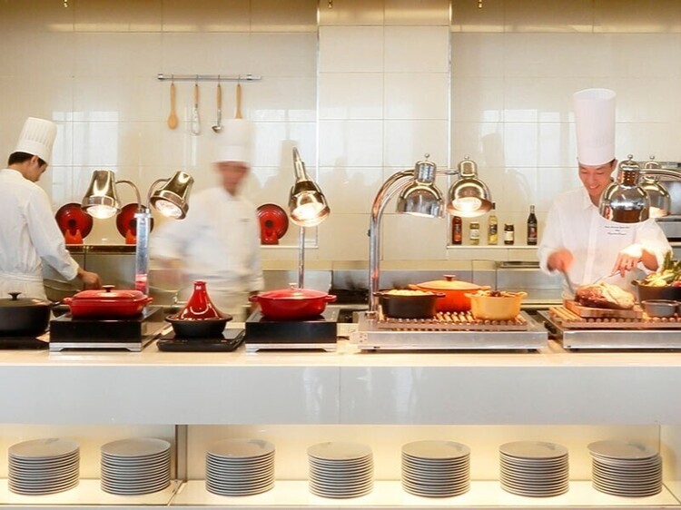 お客様に調理の音や香りで楽しみを届けます