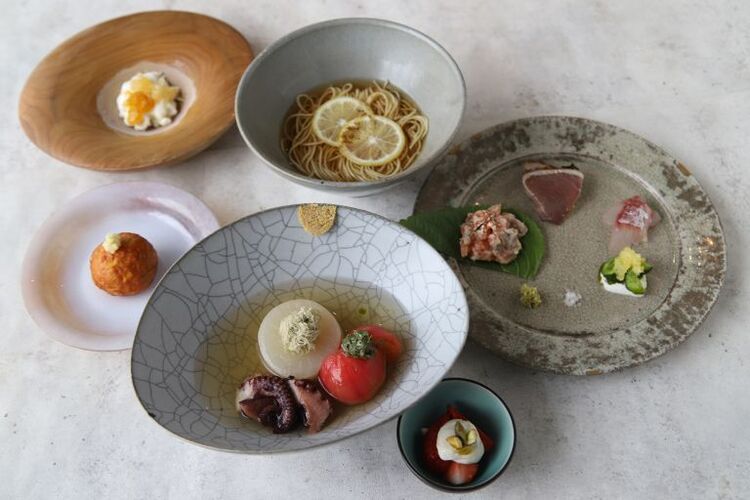 淡路島から季節折々に仕入れる食材