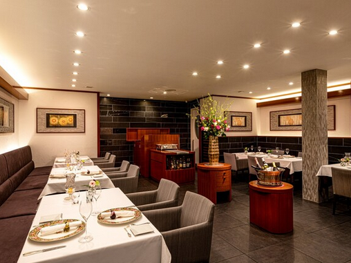 シェフ自ら設計した温もりある空間デザイン