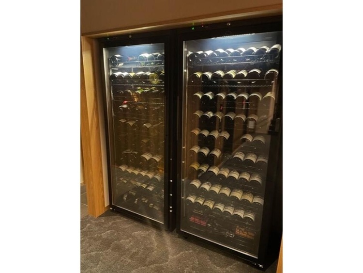 店内には大きなワインセラーも♪