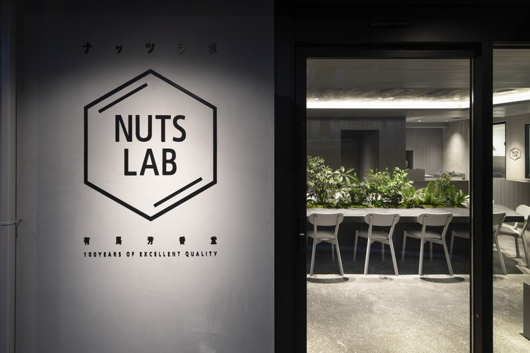 グレーで統一されたシックな内観