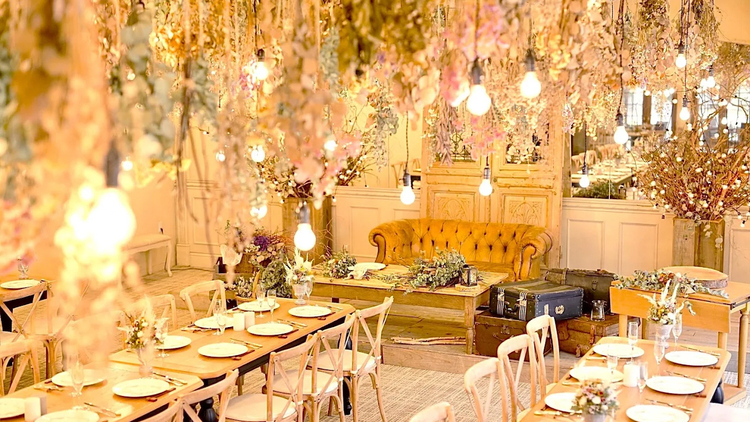 アンティーク調の家具と装飾が会場を演出！