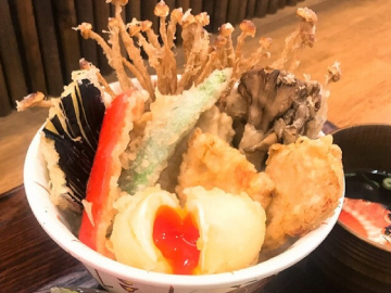 挿し色が利いた女性らしい華やかな盛付け