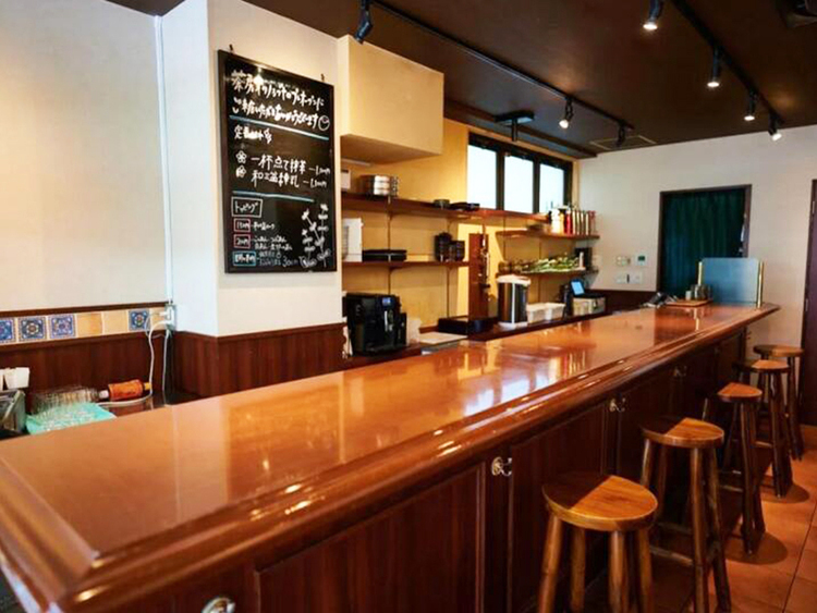 開放感抜群のオシャレなカフェ空間で働く♪