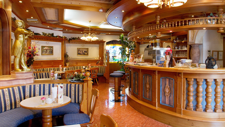 カフェもあり、出来立てを食べられます◎