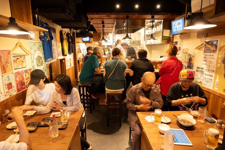 手作りのポップや赤札で大衆居酒屋感を演出