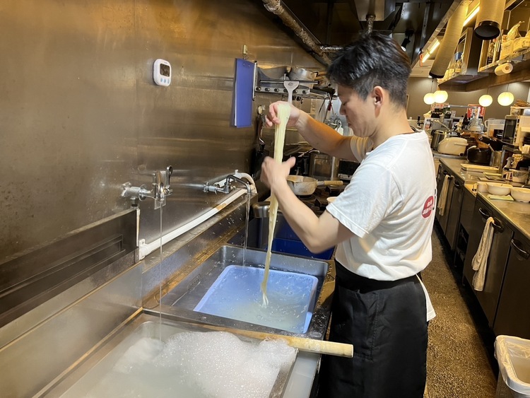 本場香川の味を大阪風にアレンジした人気店