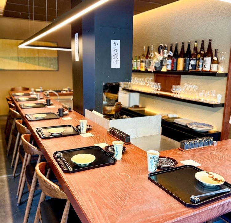 カウンターは心配りの行き届く10席