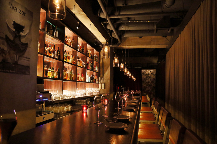 自慢の17mのBARカウンター