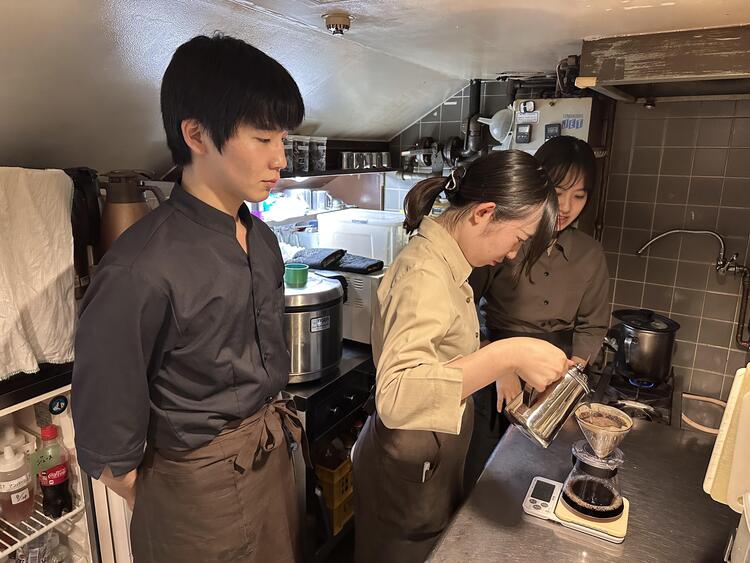 一生懸命バイトが挑戦中。社員が見守ります