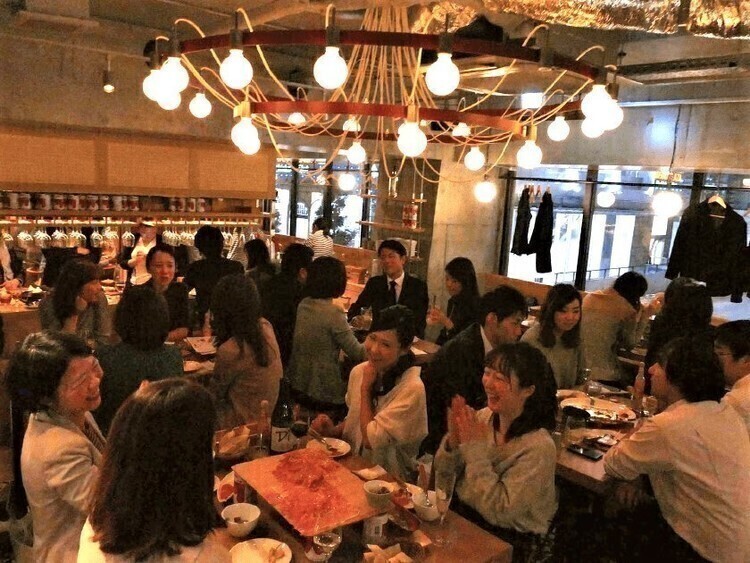 さまざまなアルコールと欧風のつまみを提供