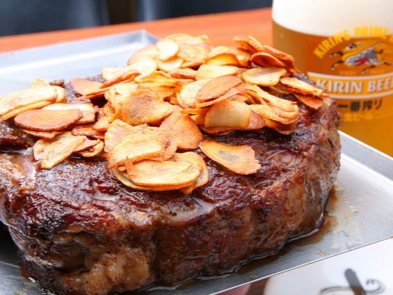 鉄板で焼き上げるステーキは絶品！