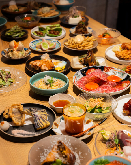 料理を見て「わあ！✨」と歓声が上がる