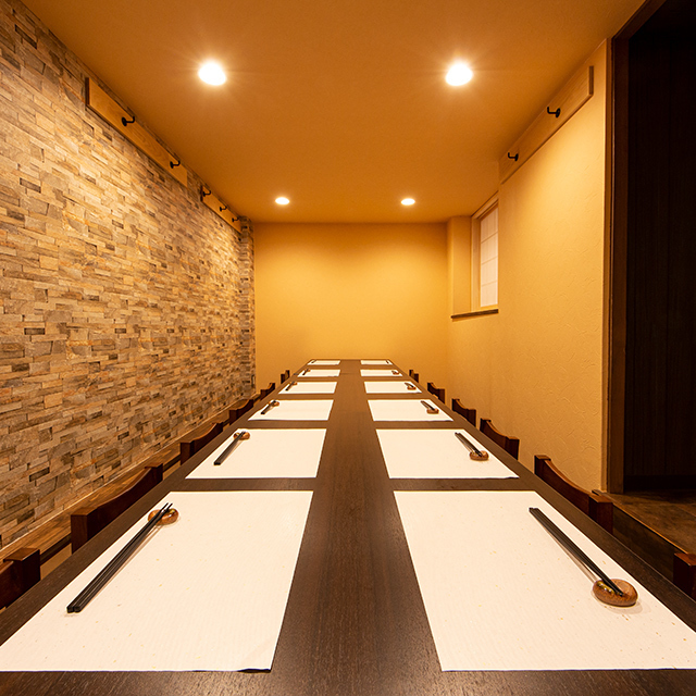 月給30万円〜／店長候補は40万円〜