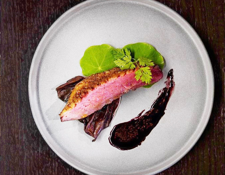 こだわりの食材「鴨」を、伝統の炭火焼きで