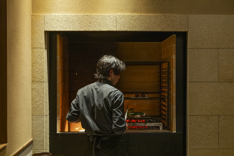 本格的な窯で極める、薪火・炭火の奥深さ。