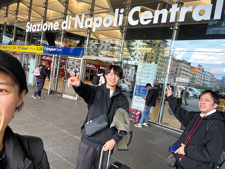 食べ歩き研修や海外研修も行っています